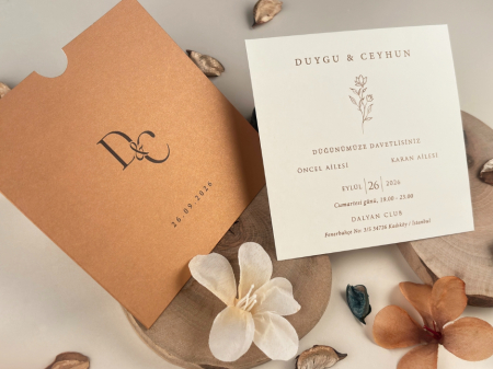 Nunta - Invitatie de nunta eleganta alba cu plic bronz - cod 13323