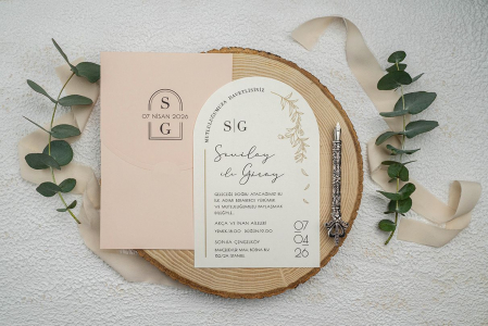 Nunta - Invitatie de nunta eleganta arcada crem cu plic roz - cod 9356