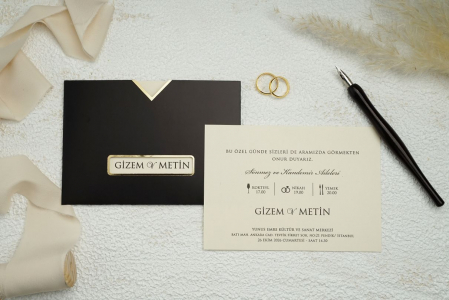 Nunta - Invitatie de nunta eleganta crem / bej cu plic negru si auriu - cod 9308