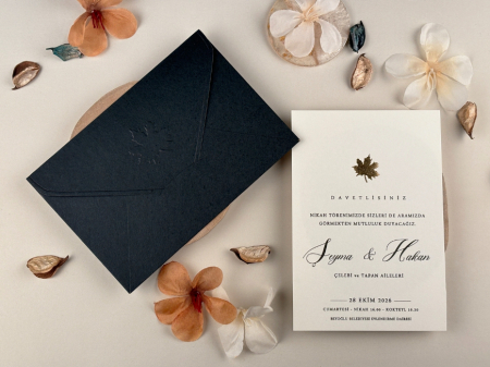 Nunta - Invitatie de nunta eleganta ivory cu model auriu de toamna si plic negru - cod 96943