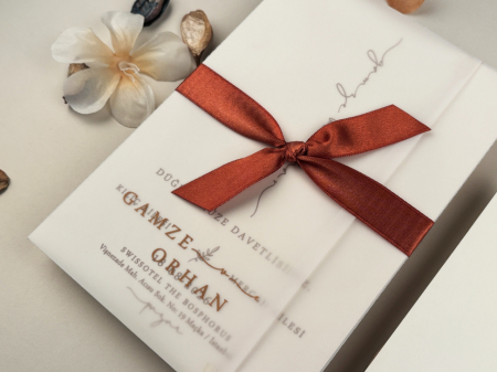 Nunta - Invitatie de nunta eleganta ivory cu plic transparent si funda maro - cod 96932