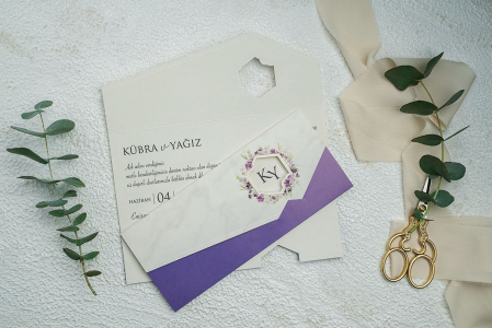 Nunta - Invitatie de nunta florala mov cu model de marmura - cod 9331
