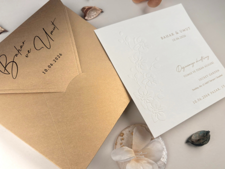 Invitatie de nunta ivory plic auriu si model floral in relief - cod 13330 [2]