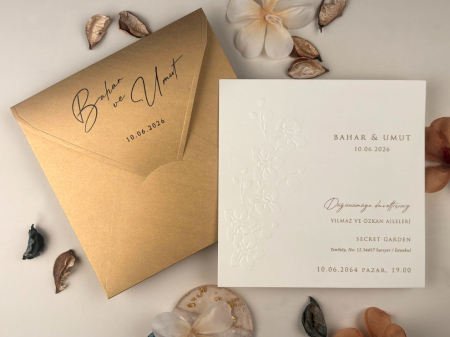 Nunta - Invitatie de nunta ivory plic auriu si model floral in relief - cod 13330