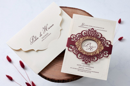 Nunta - Invitatie de nunta eleganta crem / bej cu inel visiniu de hartie - cod 1114