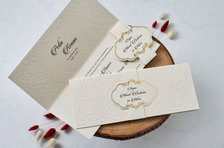 Nunta - Invitatie de nunta baroc crem / bej cu model auriu si inel de hartie - cod 1125