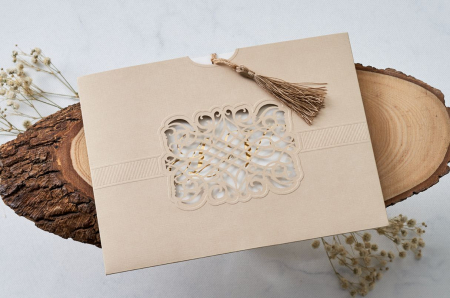 Nunta - Invitatie de nunta crem / bej cu model de dantela si snur - cod 1127