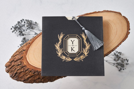 Nunta - Invitatie de nunta baroc crem / bej cu plic negru si decupaj auriu - cod 1128