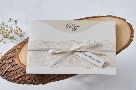 Nunta - Invitatie de nunta crem / bej cu model de dantela si funda - cod 1131