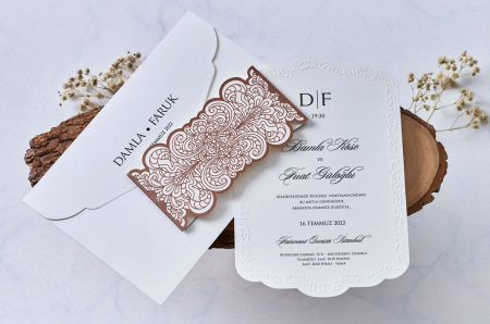 Nunta - Invitatie de nunta eleganta alba cu inel maro de hartie - cod 1133