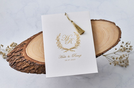 Nunta - Invitatie de nunta eleganta alba cu model auriu si snur - cod 1142
