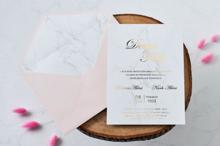 Nunta - Invitatie de nunta delicata cu plic roz si model de marmura - cod 1143