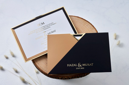 Nunta - Invitatie de nunta eleganta maro cu negru si model auriu - cod 1147