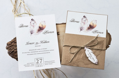 Nunta - Invitatie de nunta delicata maro cu pene si snur - cod 1153