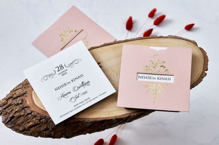 Nunta - Invitatie de nunta baroc roz cu decupaj auriu - cod 1161