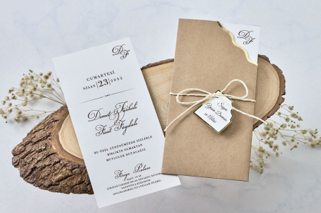 Nunta - Invitatie de nunta vintage maro cu model auriu si snur - cod 1169