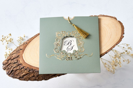 Nunta - Invitatie de nunta baroc verde cu decupaj auriu si snur - cod 1182