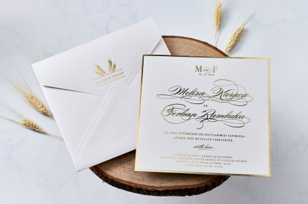 Nunta - Invitatie de nunta eleganta de culoare alba cu model auriu - cod 1186