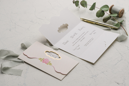 Nunta - Invitatie de nunta eleganta cu floare roz si decupaj auriu - cod 9101