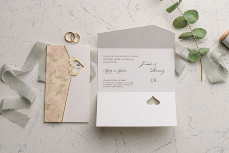 Nunta - Invitatie de nunta delicata crem / bej cu decupaj inima auriu - cod 9102
