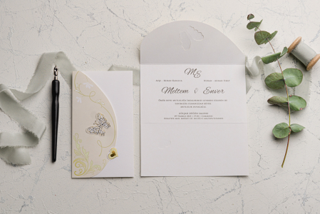 Nunta - Invitatie de nunta cu fluturi crem / bej si model auriu - cod 9104