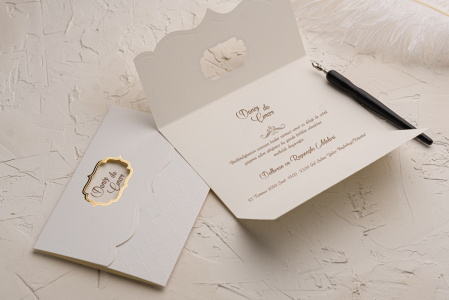 Nunta - Invitatie de nunta eleganta alba cu decupaj auriu - cod 9106