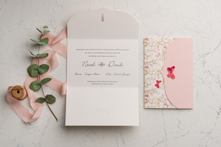 Invitatie de nunta delicata roz cu frunze si fluturi - cod 9107 [1]