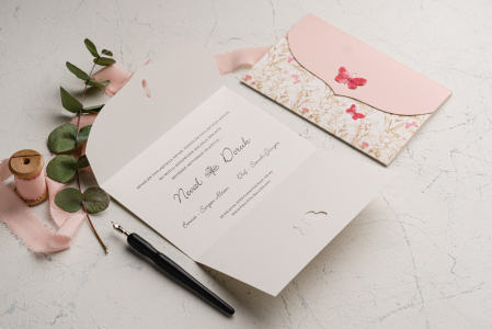 Nunta - Invitatie de nunta delicata roz cu frunze si fluturi - cod 9107