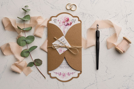 Nunta - Invitatie de nunta cu model floral alb cu roz si snur - cod 9114