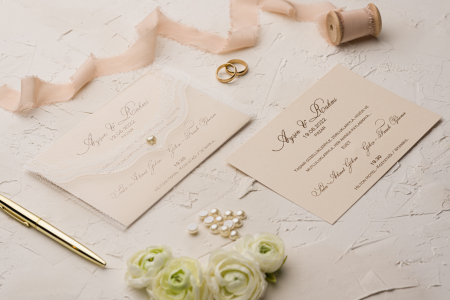 Nunta - Invitatie de nunta eleganta crem / bej cu plic dantelat si perla - cod 9118