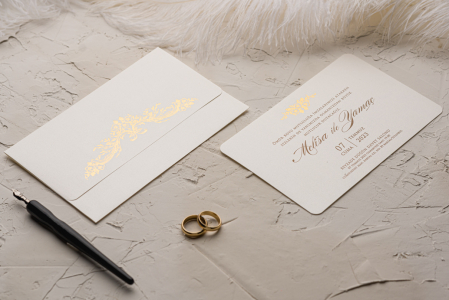 Nunta - Invitatie de nunta eleganta alba cu model auriu - cod 9126