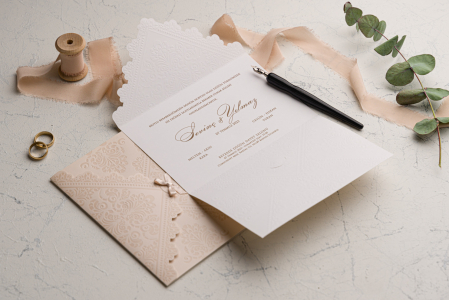 Nunta - Invitatie de nunta baroc roz de tip plic cu funda - cod 9127