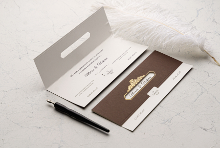 Nunta - Invitatie de nunta baroc alba cu maro si decupaj auriu - cod 9139