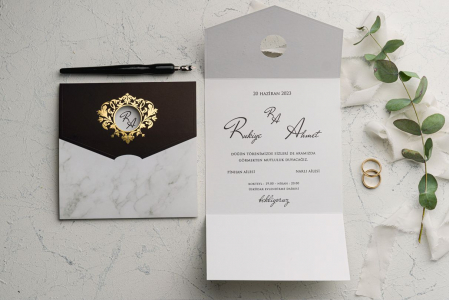 Nunta - Invitatie de nunta eleganta maro cu model de marmura si decupaj auriu - cod 9142