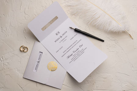 Nunta - Invitatie de nunta eleganta alba cu model auriu - cod 9148