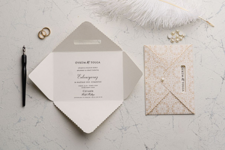 Nunta - Invitatie de nunta florala crem / bej de tip plic - cod 9155