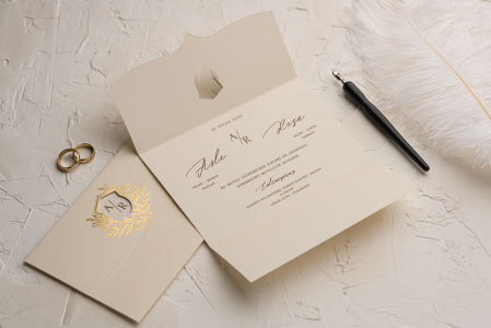Nunta - Invitatie de nunta eleganta crem / bej cu decupaj auriu - cod 9158