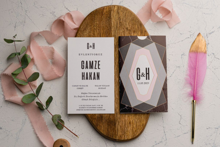 Nunta - Invitatie de nunta eleganta maro cu model auriu - cod 9159