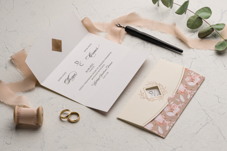 Nunta - Invitatie de nunta cu model floral roz si decupaj auriu - cod 9161