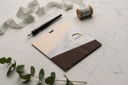Nunta - Invitatie de nunta negru cu crem/ bej cu model de marmura si decupaj auriu - cod 9171