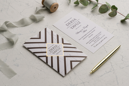 Nunta - Invitatie de nunta eleganta alba cu negru si model auriu - cod 9174