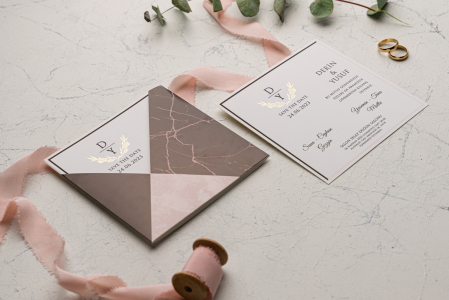Nunta - Invitatie de nunta eleganta maro si roz cu model de tip marmura si auriu - cod 9184