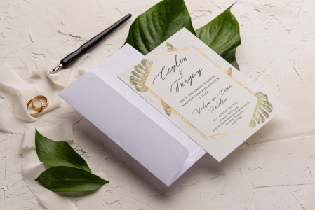 Nunta - Invitatie de nunta delicata alba cu frunze si model auriu - cod 9202