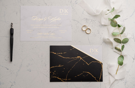 Nunta - Invitatie de nunta eleganta neagra de tip marmura cu model auriu - cod 9228