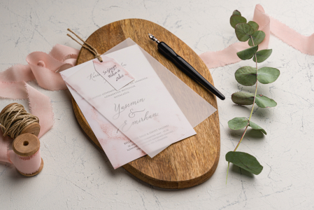 Nunta - Invitatie de nunta delicata alba cu model roz si snur - cod 9232