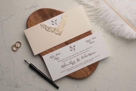 Nunta - Invitatie de nunta delicata crem / bej cu model auriu - cod 9237