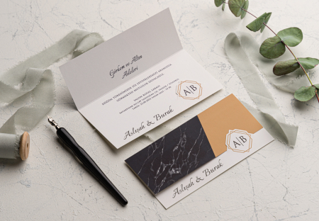 Nunta - Invitatie de nunta eleganta maro cu negru si model auriu - cod 9243