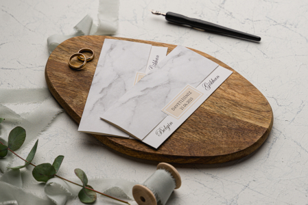 Nunta - Invitatie de nunta eleganta alba cu model de marmura si auriu - cod 9244