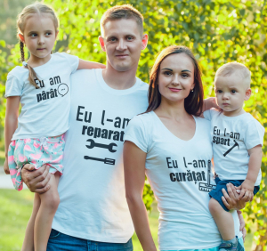 Tricouri Personalizate - Set 4 Tricouri Personalizate Familie - Cand ceva se intampla