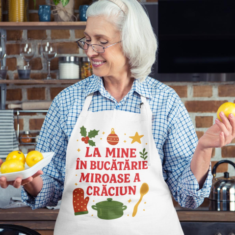 Sorturi Personalizate - Sort Personalizat - La mine in bucatarie miroase a Craciun